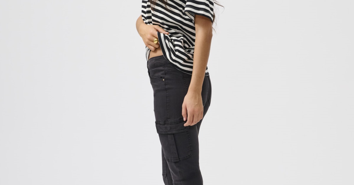 Slim Fit Mid waist Elasticated hems Trousers | Black | ONLY®