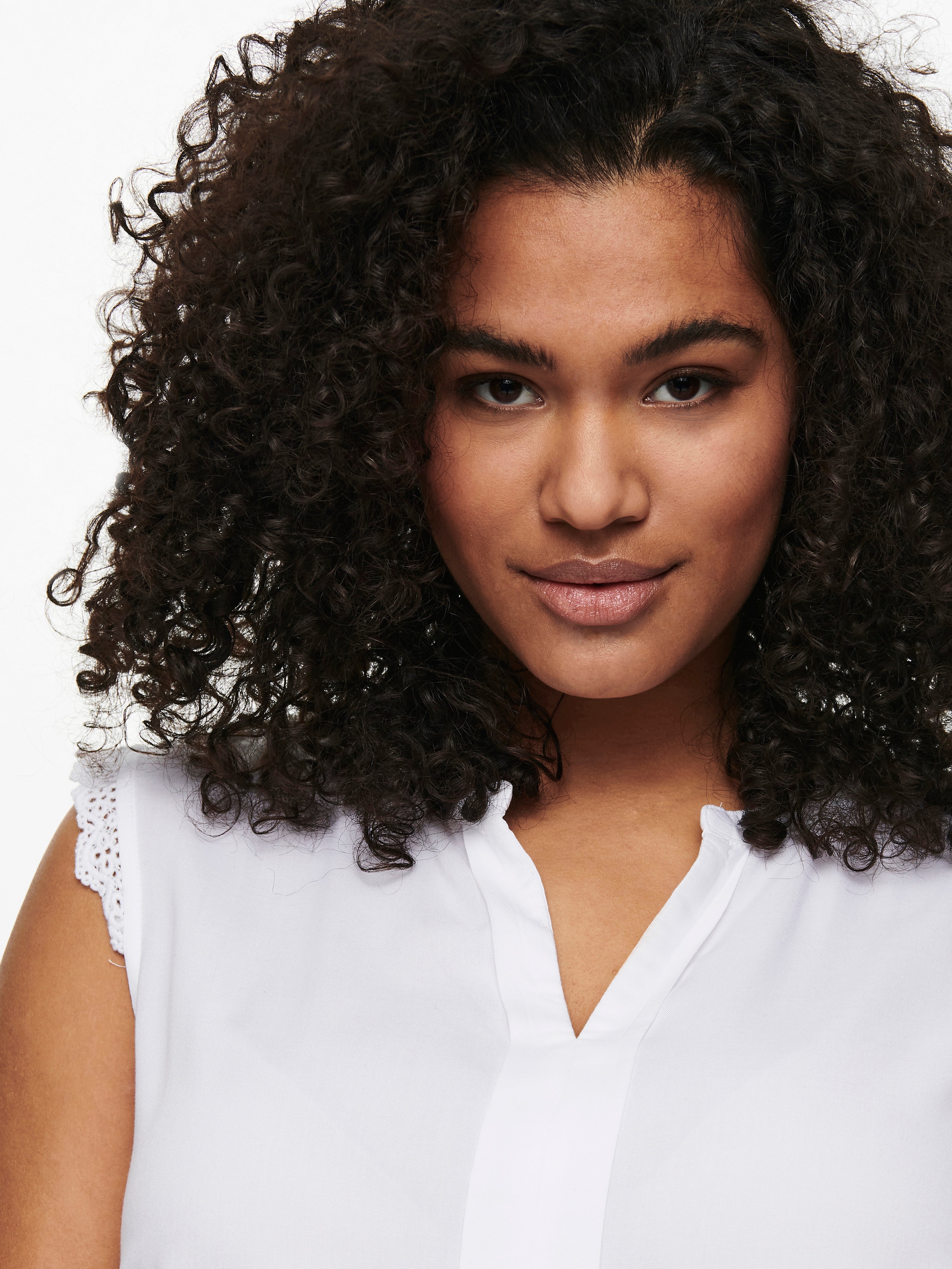 Lockeres Curvy Oberteil ohne Ärmel | Weiß | ONLY® Lockeres Curvy Oberteil ohne Ärmel | Weiß | ONLY®