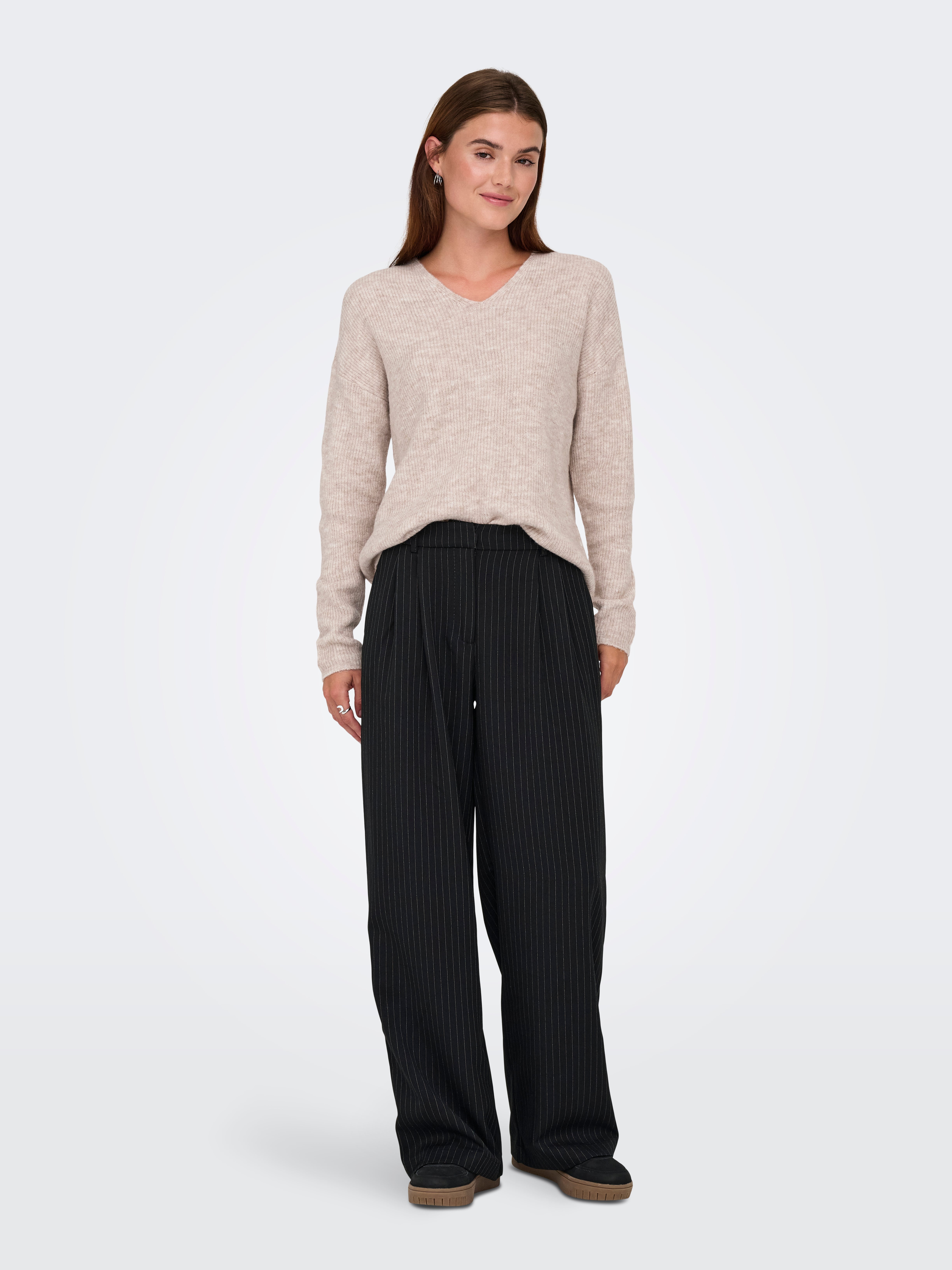 Maglione Donna ONLY Camilla Con Scollo A V, Maniche Lunghe, Colore Nero. Morbido, Caldo, Vestibilità Regolare E Spalla Bassa. Un Classico Per Ogni Stagione.