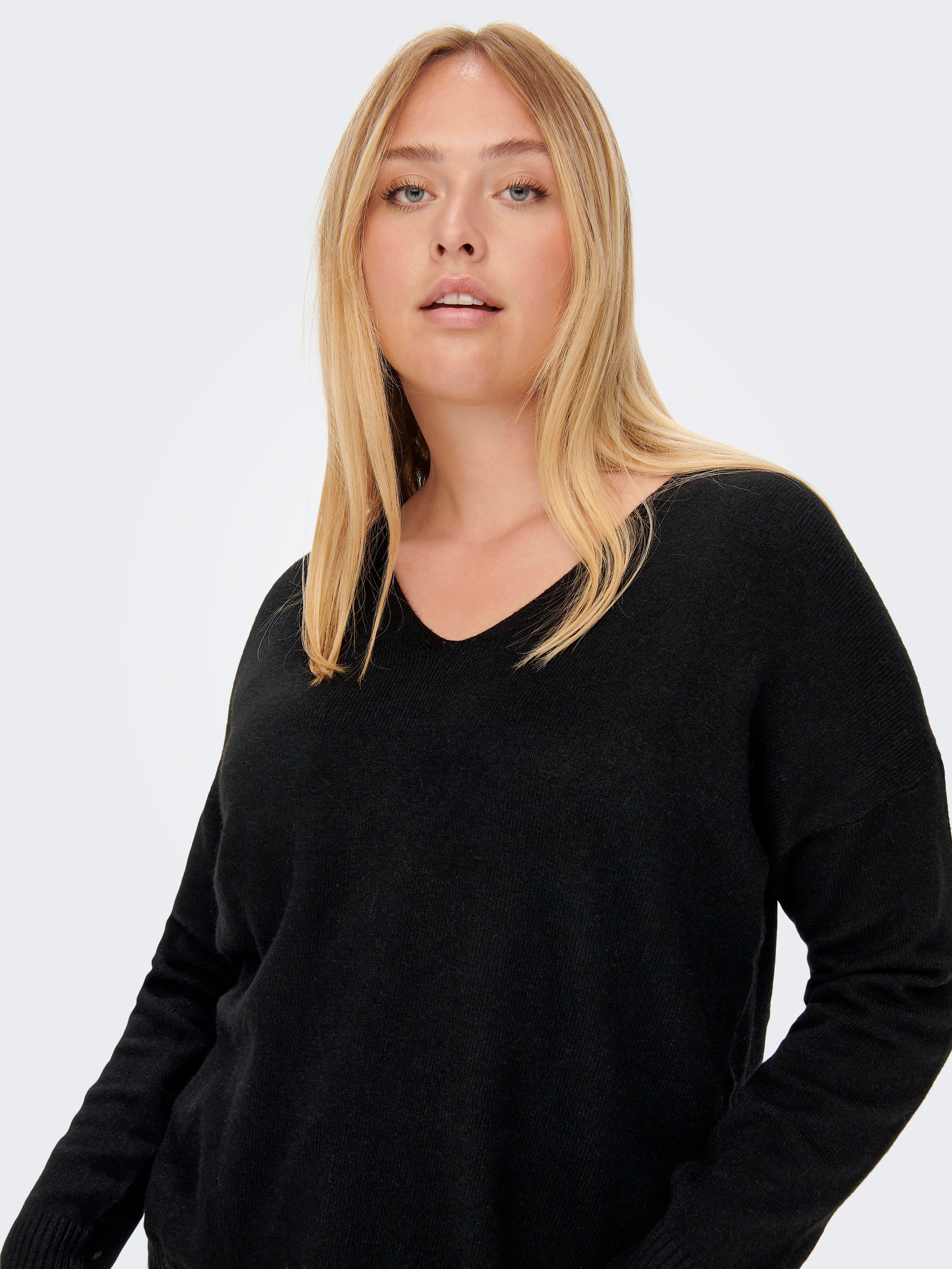 Curvy v-neck Knitted Pullover | Black 