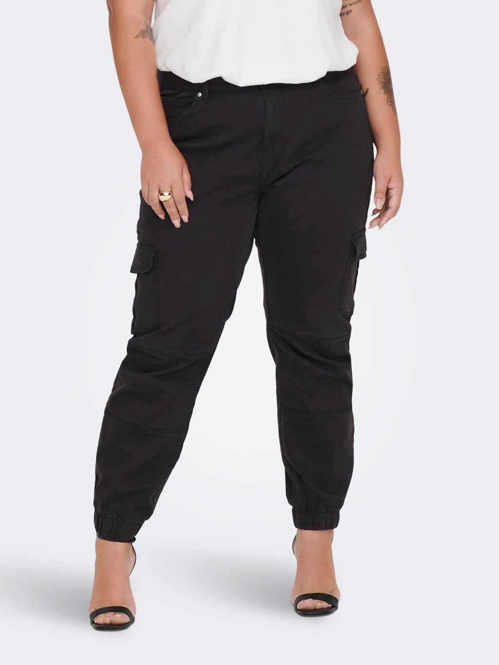Curvy cargo ankle Trousers with 30% discount! | ONLY®
