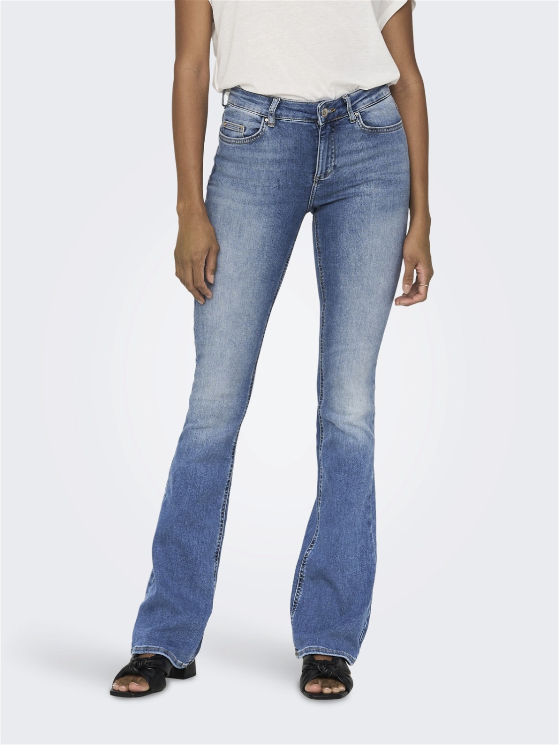 LOW-RISE FLARED JEANS - Light blue