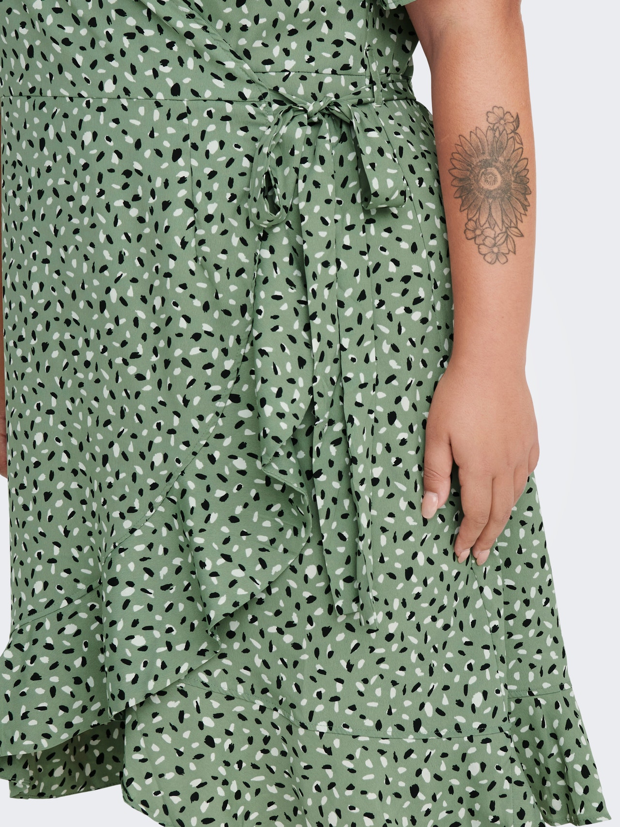 ONLY Normal geschnitten V-Ausschnitt Kurzes Kleid -Hedge Green - 15252210