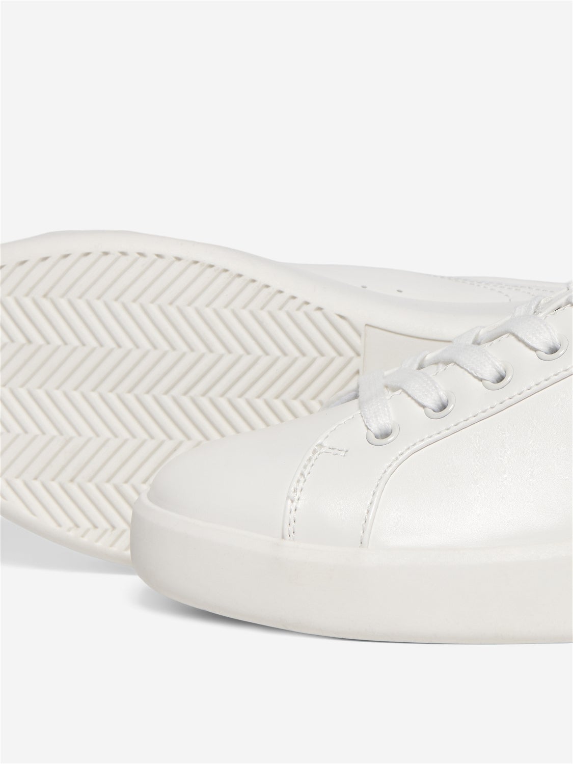 White leather sneakers no hot sale laces