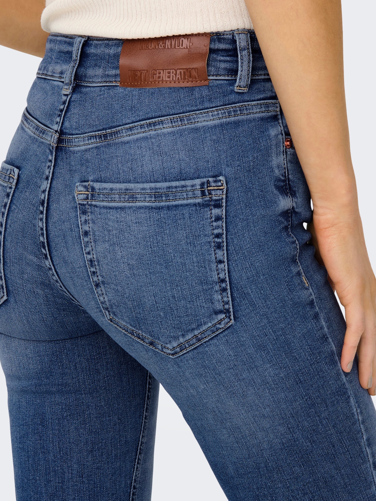 https://images.only.com/15267036/3971957/007/only-flaredfitmidwaistjeans-blue.jpg?v=9cc8ac780df9113b35bea1e4297e0e42&format=webp&width=1280&quality=90&key=25-0-3