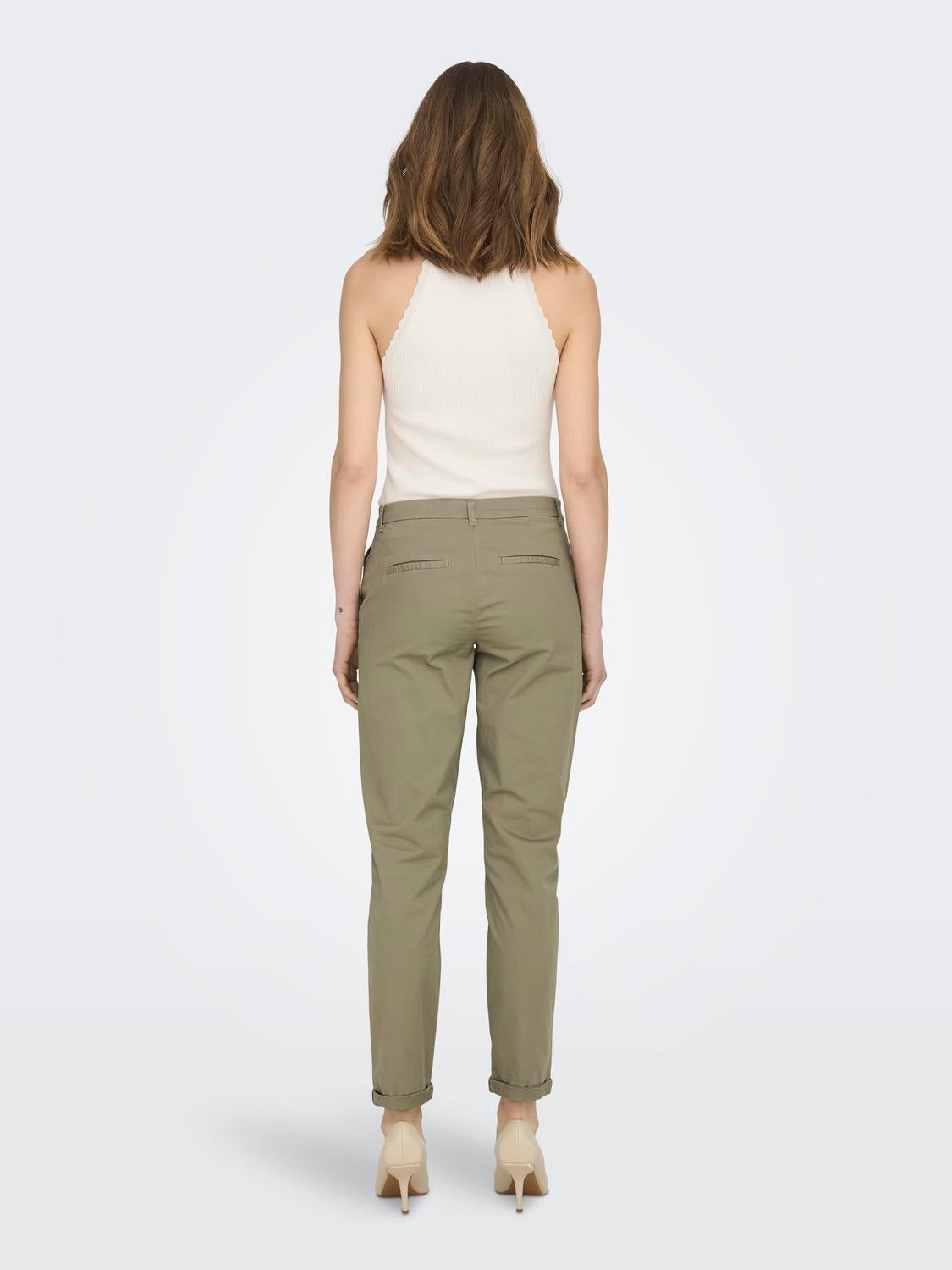 Pantalones Corte regular Dobladillos arremangados Verde