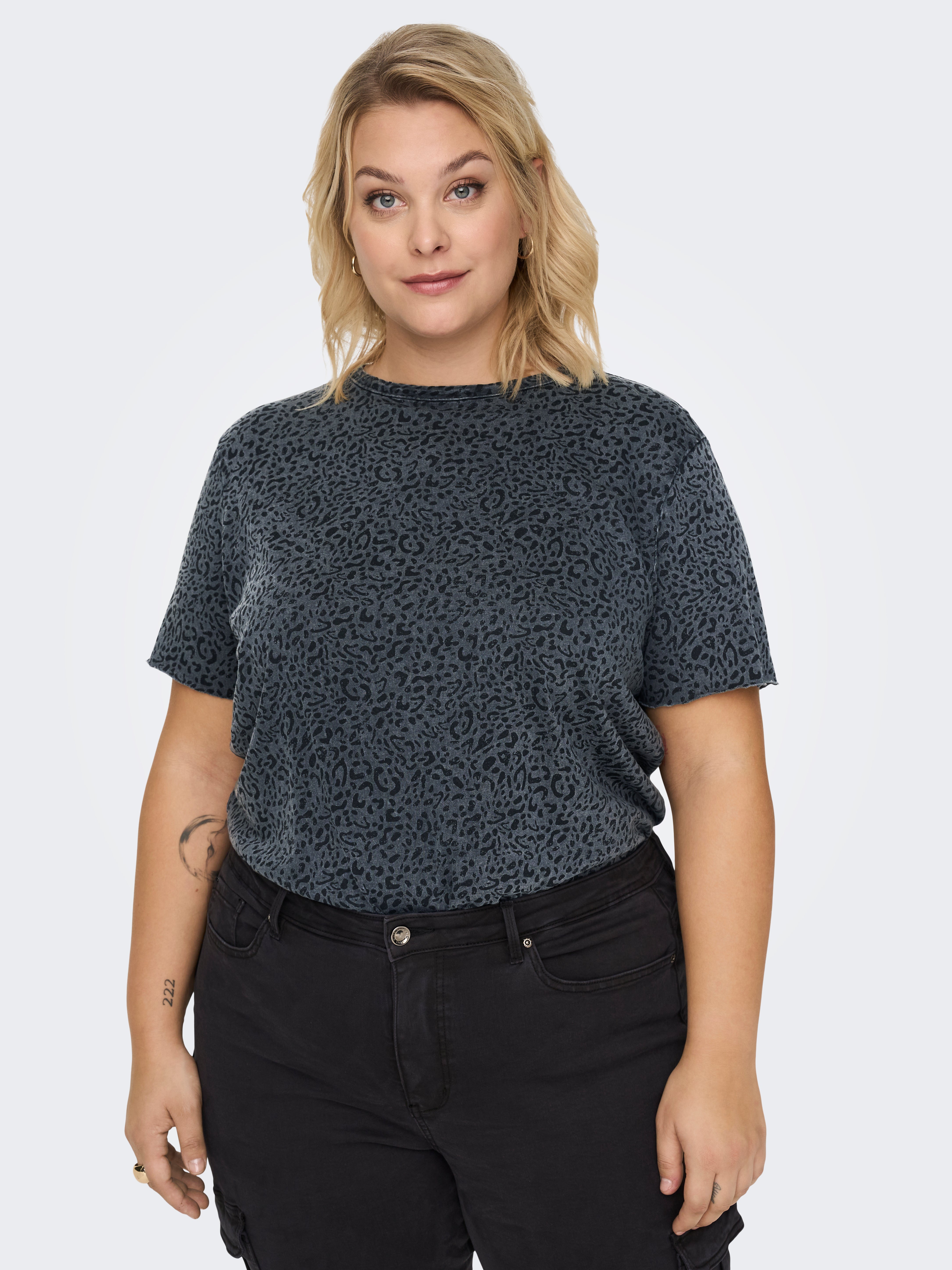 Curvy patterned T-shirt with 15% discount! | ONLY®