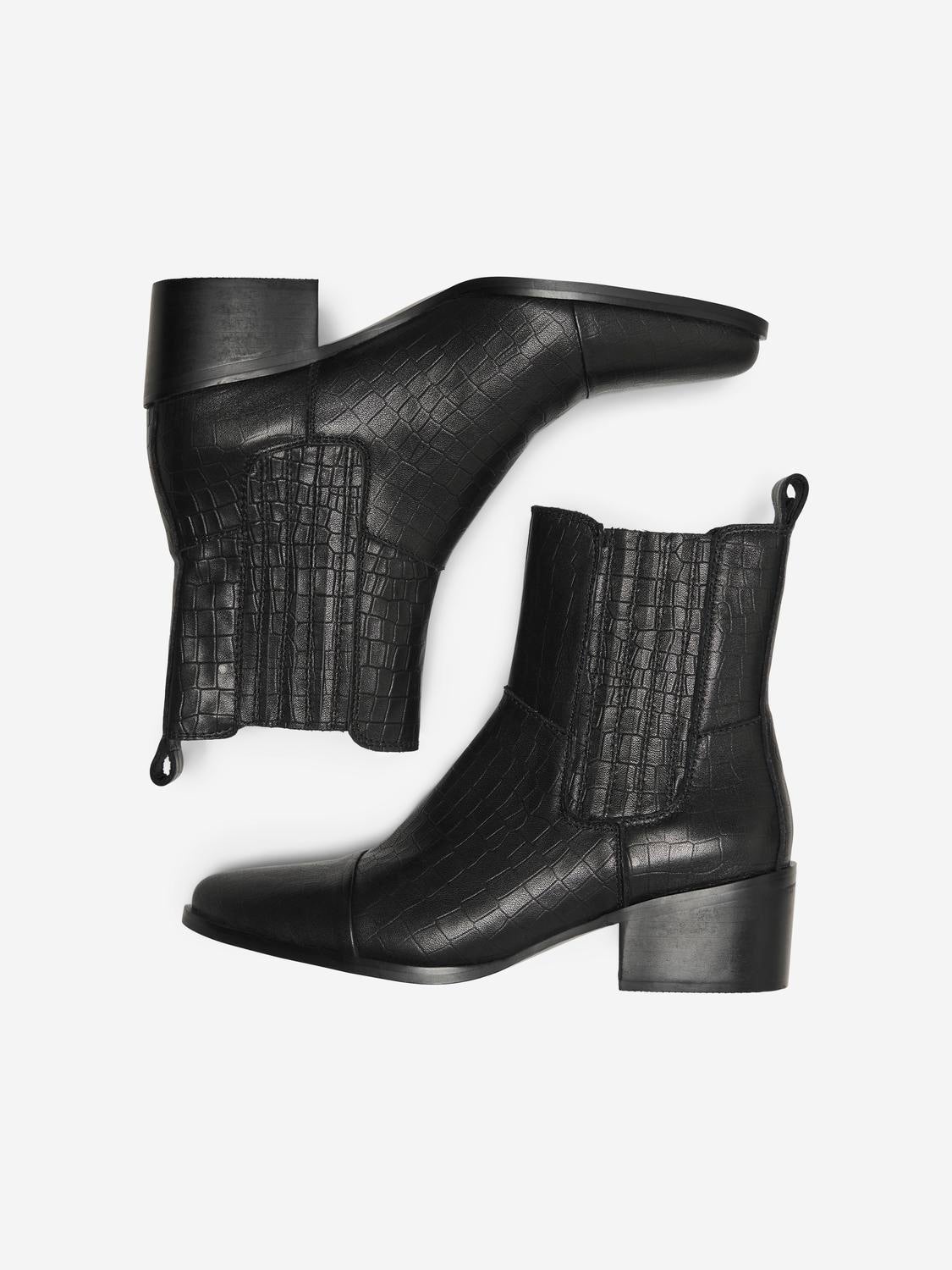 Pointed toe outlet black boots