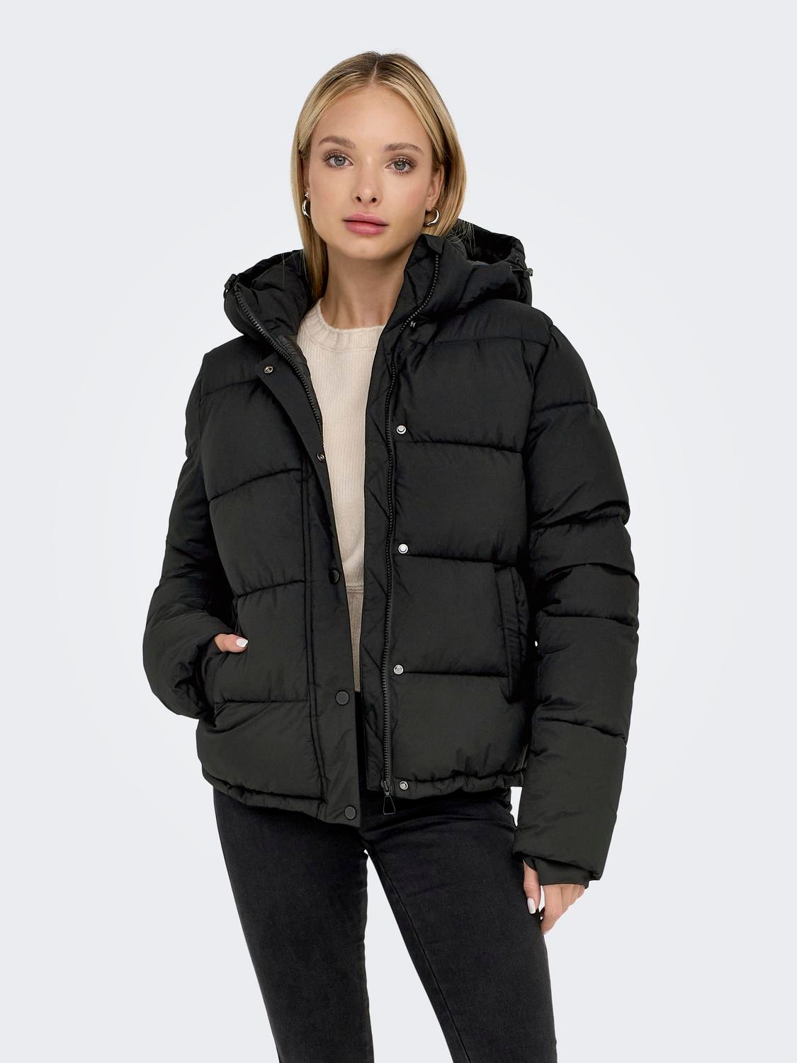 https://images.only.com/15287909/4318648/003/only-chaquetasacolchadascuellolevantado-negro.jpg?v=3450a25088d86aa6368c55078b2f9be4&format=webp&width=1280&quality=90&key=25-0-3