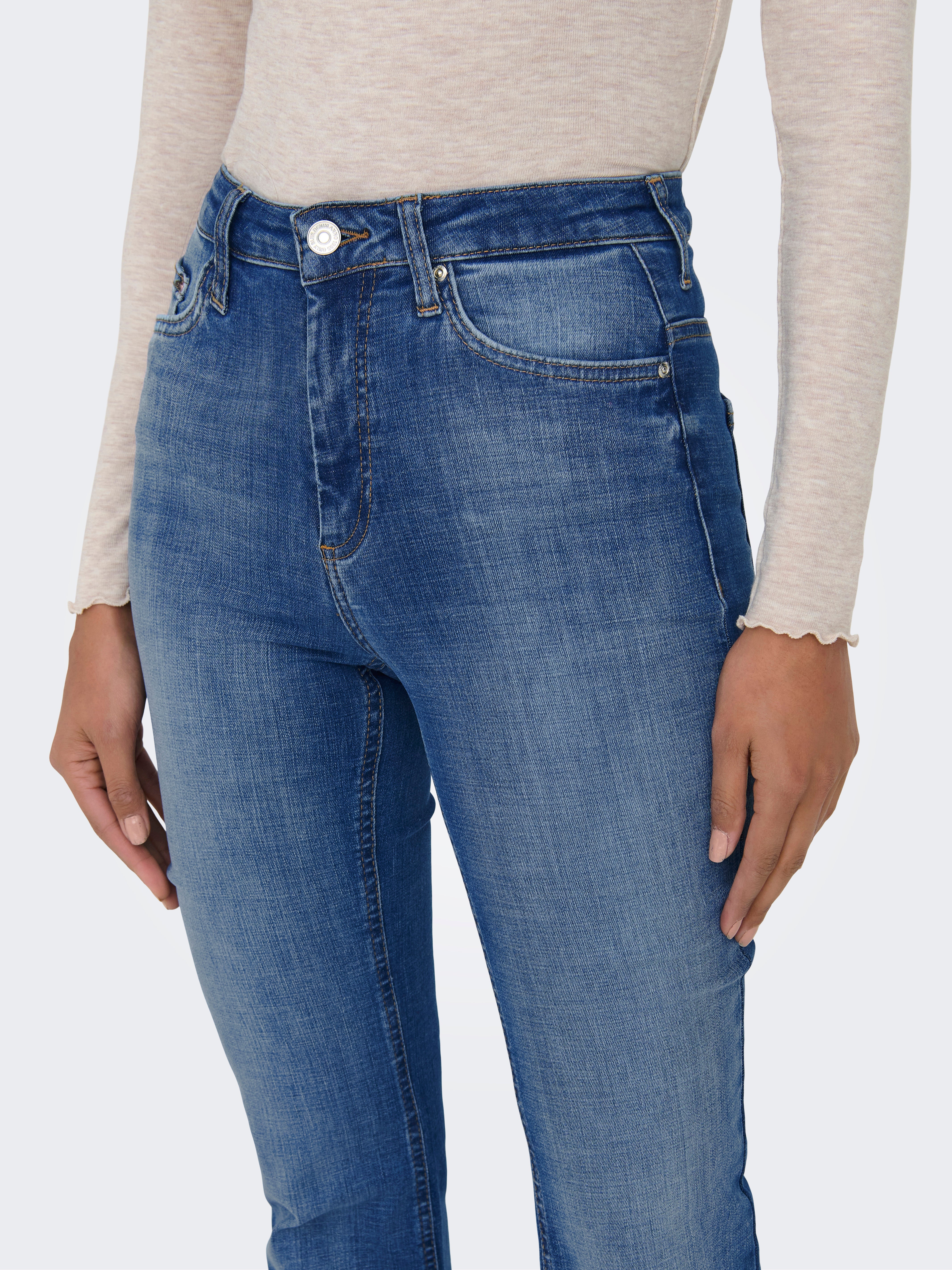 ONLHELLA High waist Retro Flared Fit Jeans | Medium Blue | ONLY® 