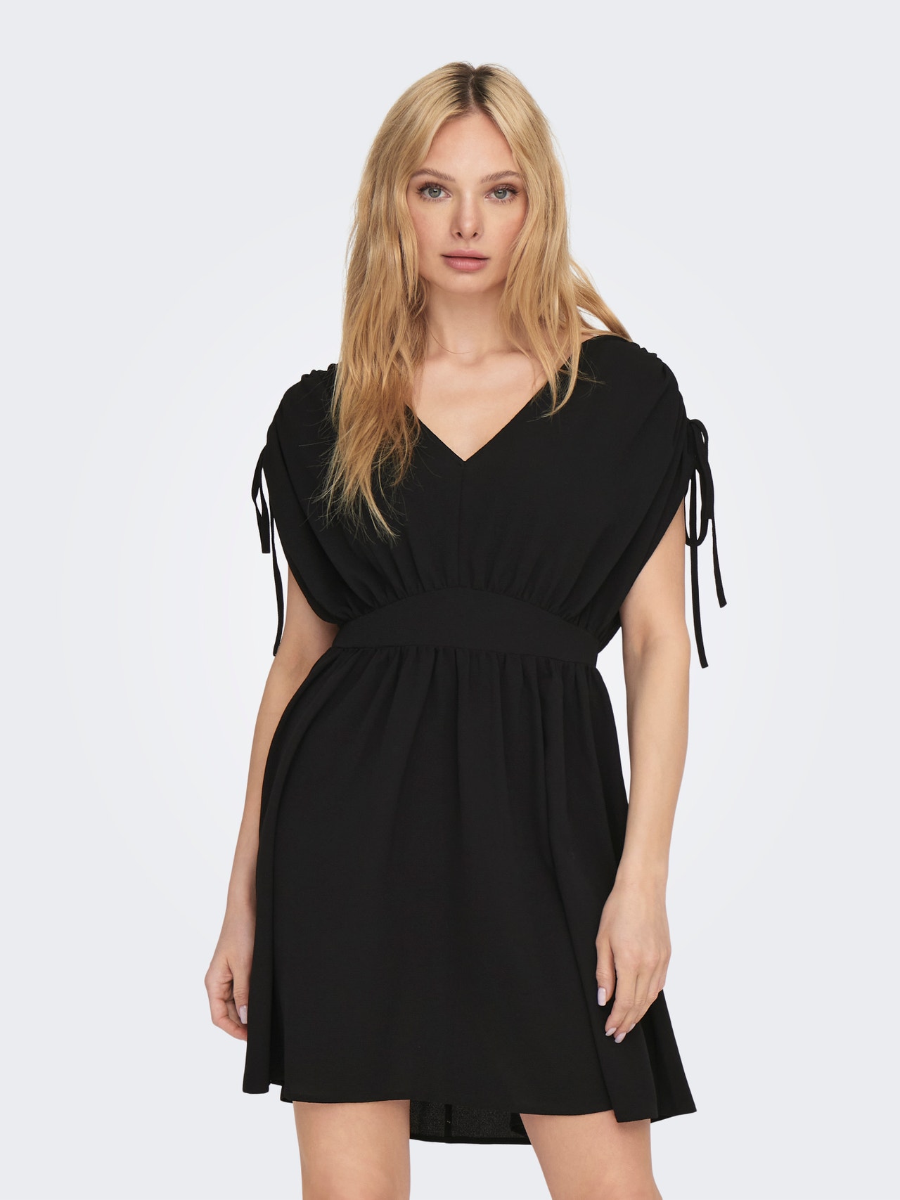 ONLY Normal geschnitten V-Ausschnitt Kurzes Kleid -Black - 15298037