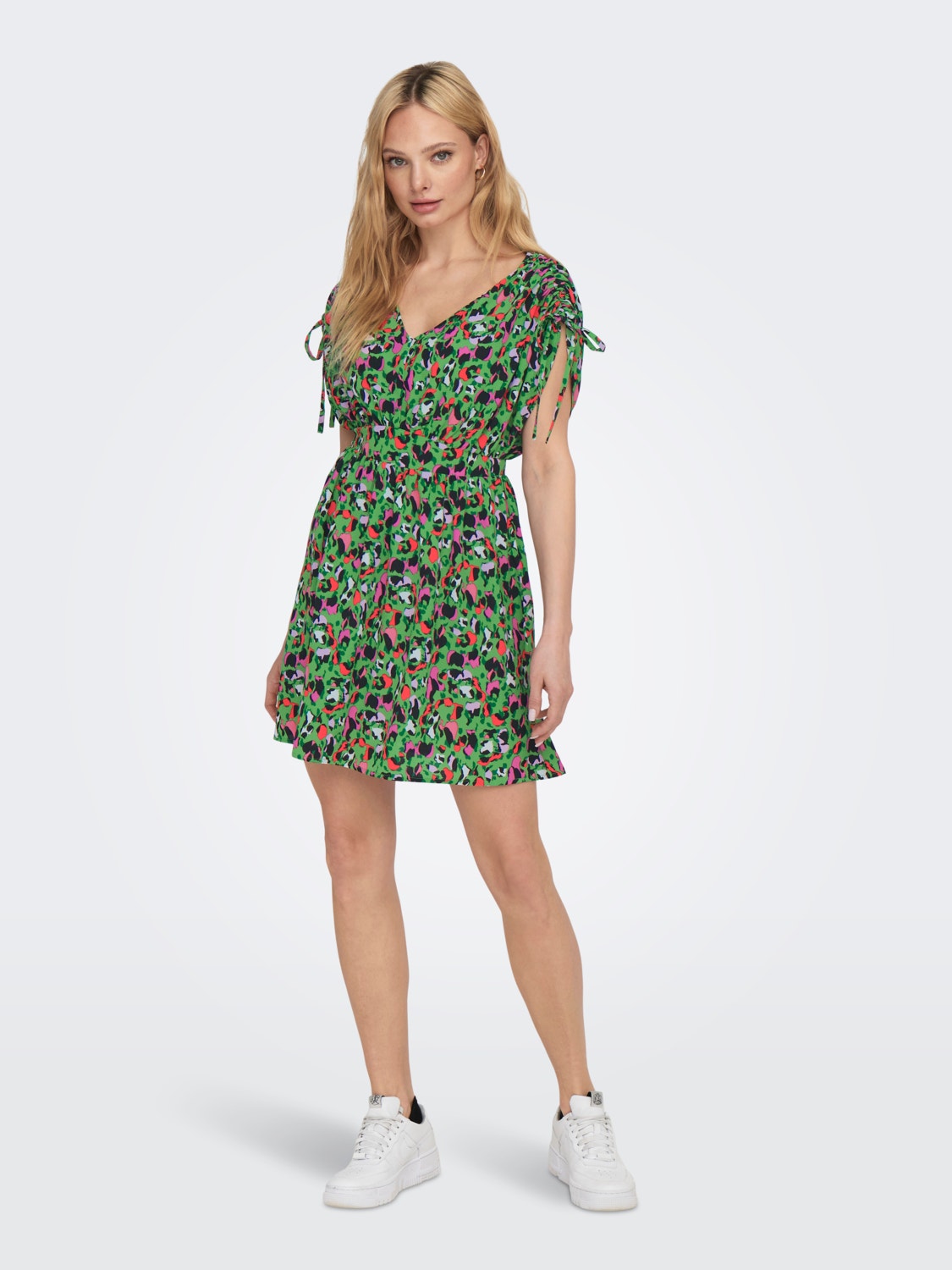 ONLY Normal geschnitten V-Ausschnitt Kurzes Kleid -Kelly Green - 15298038