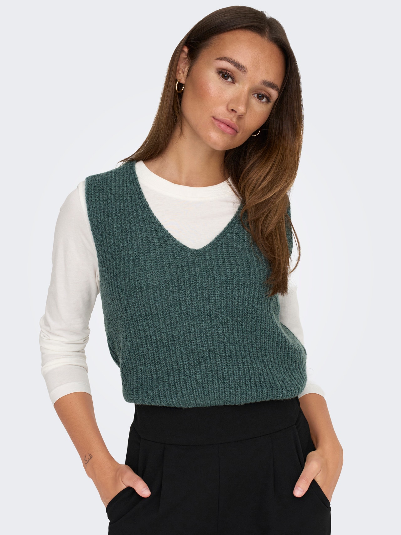 https://images.only.com/15300294/4338680/006/only-knittedvestwithv-neck-turquoise.jpg?v=c495c0e2083f86594d2502b2e7a6641a&format=webp&width=1280&quality=90&key=25-0-3