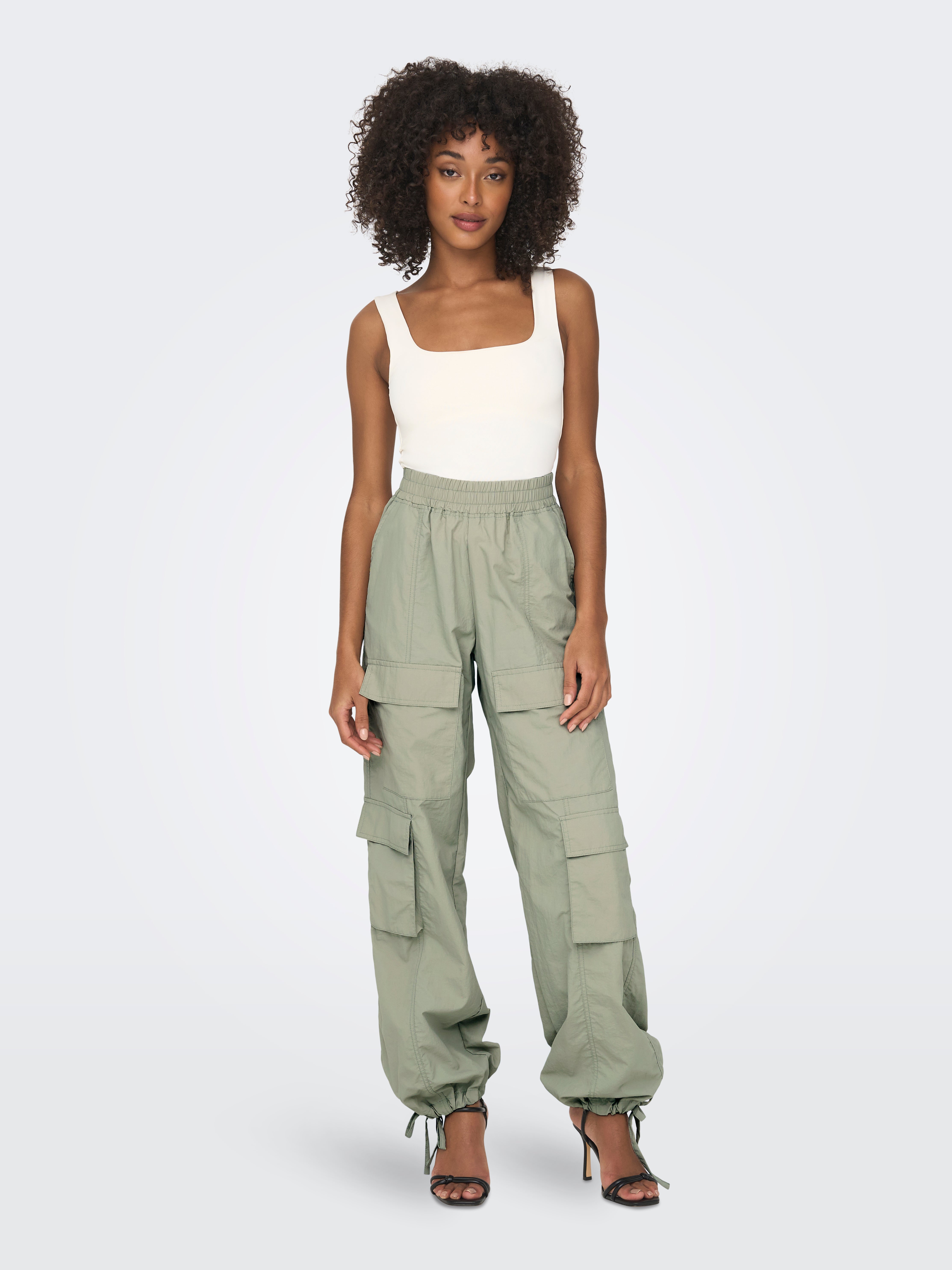 Mid waist CARGO PARACHUTE PANT | Verde intermedio | ONLY®