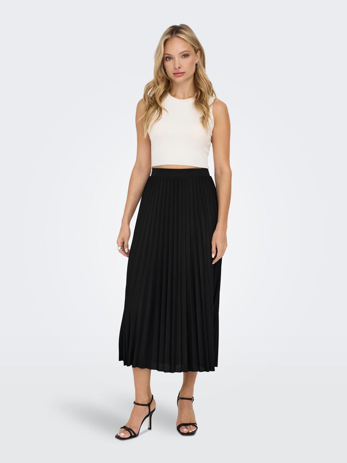 Casual Plisse Skirt Outfit