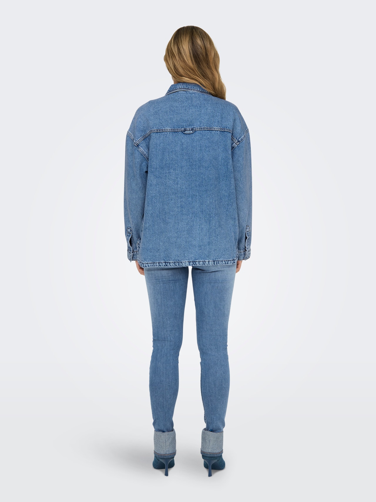 ONLY Normal geschnitten Hemdkragen Ärmelbündchen mit Knopf Tief angesetzte Schulter Jeanshemd -Light Blue Denim - 15324363