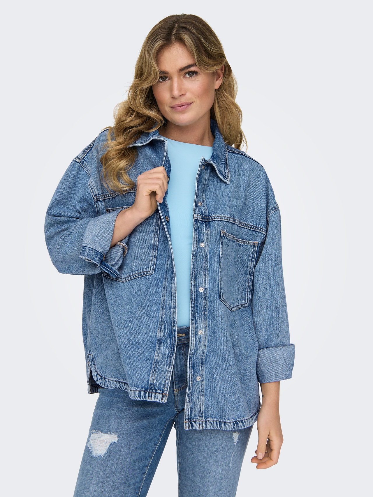 ONLY Krój regularny Kołnierz koszulowy Mankiety zapinane na guziki Opadające ramiona Koszula jeansowa -Light Blue Denim - 15324363