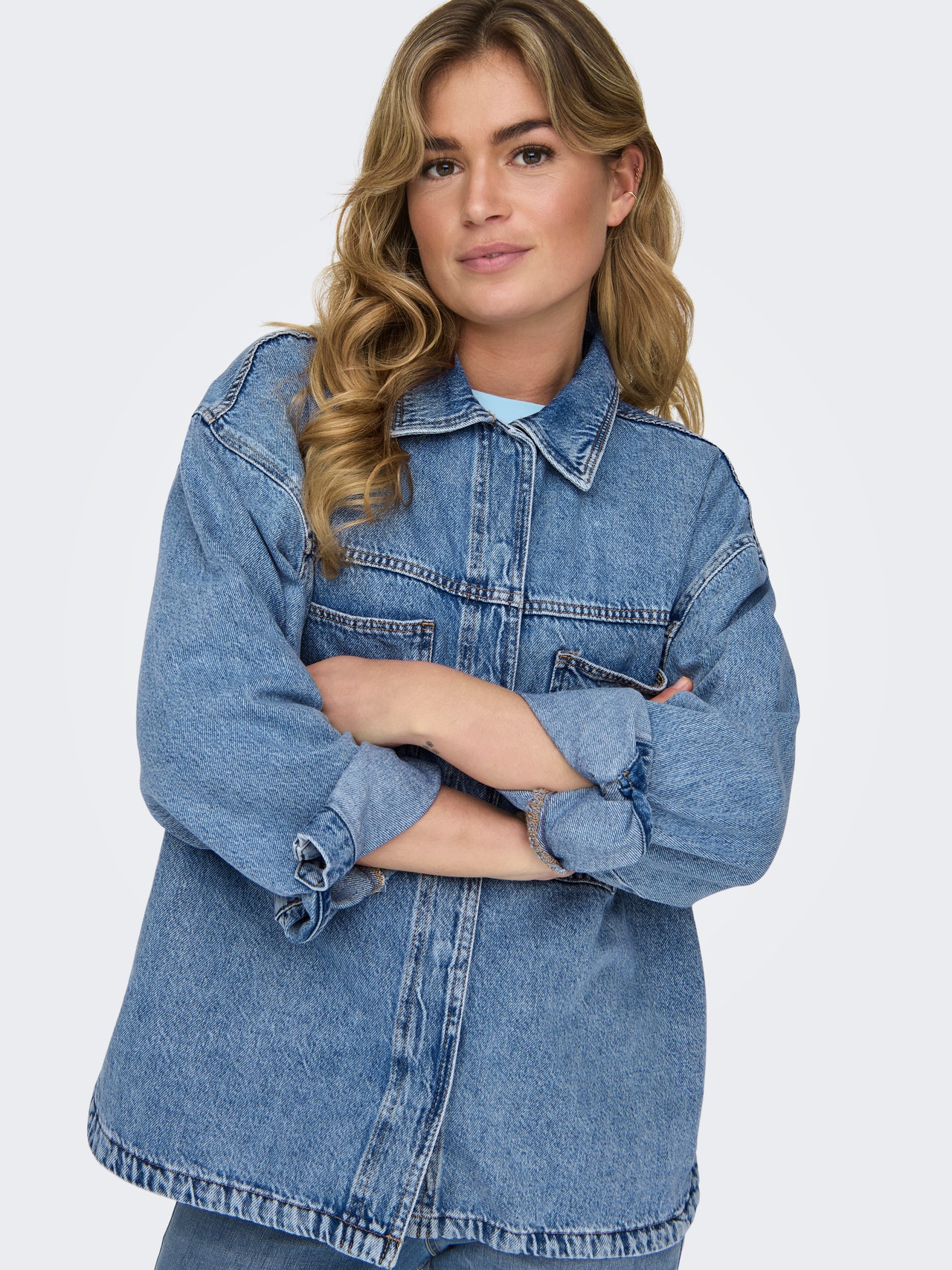 ONLY Krój regularny Kołnierz koszulowy Mankiety zapinane na guziki Opadające ramiona Koszula jeansowa -Light Blue Denim - 15324363