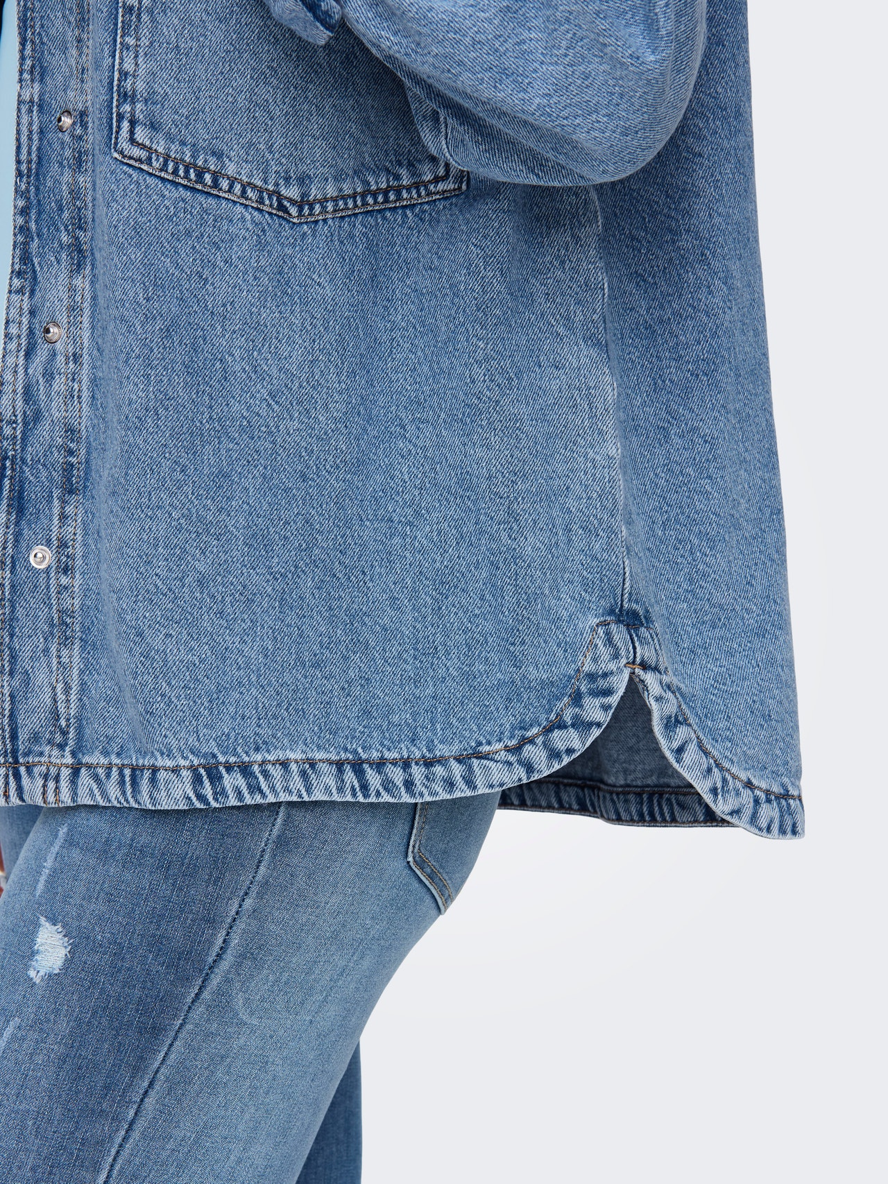 ONLY Normal geschnitten Hemdkragen Ärmelbündchen mit Knopf Tief angesetzte Schulter Jeanshemd -Light Blue Denim - 15324363