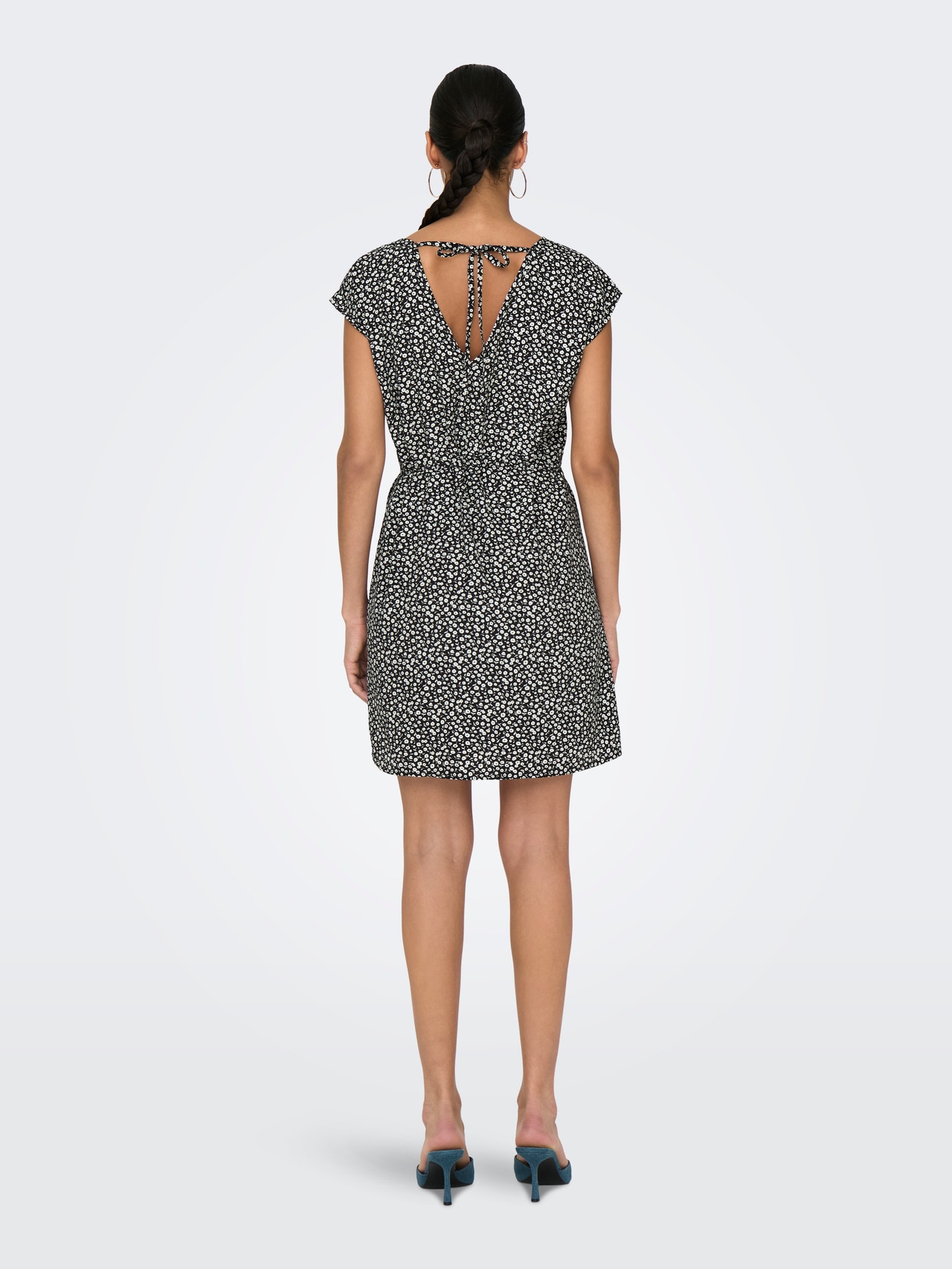 ONLY Normal geschnitten V-Ausschnitt Tief angesetzte Schulter Kurzes Kleid -Black - 15325226