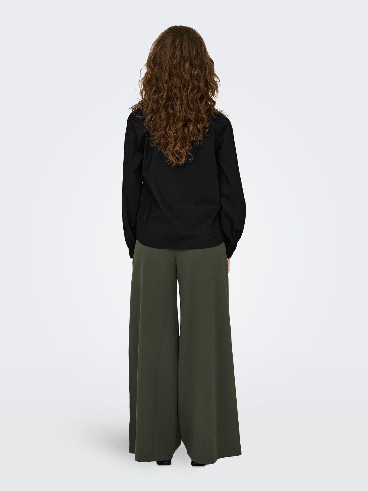 ONLY Redovno prianjanje V-izrez Zakopčane manžete Vrh -Black - 15331032