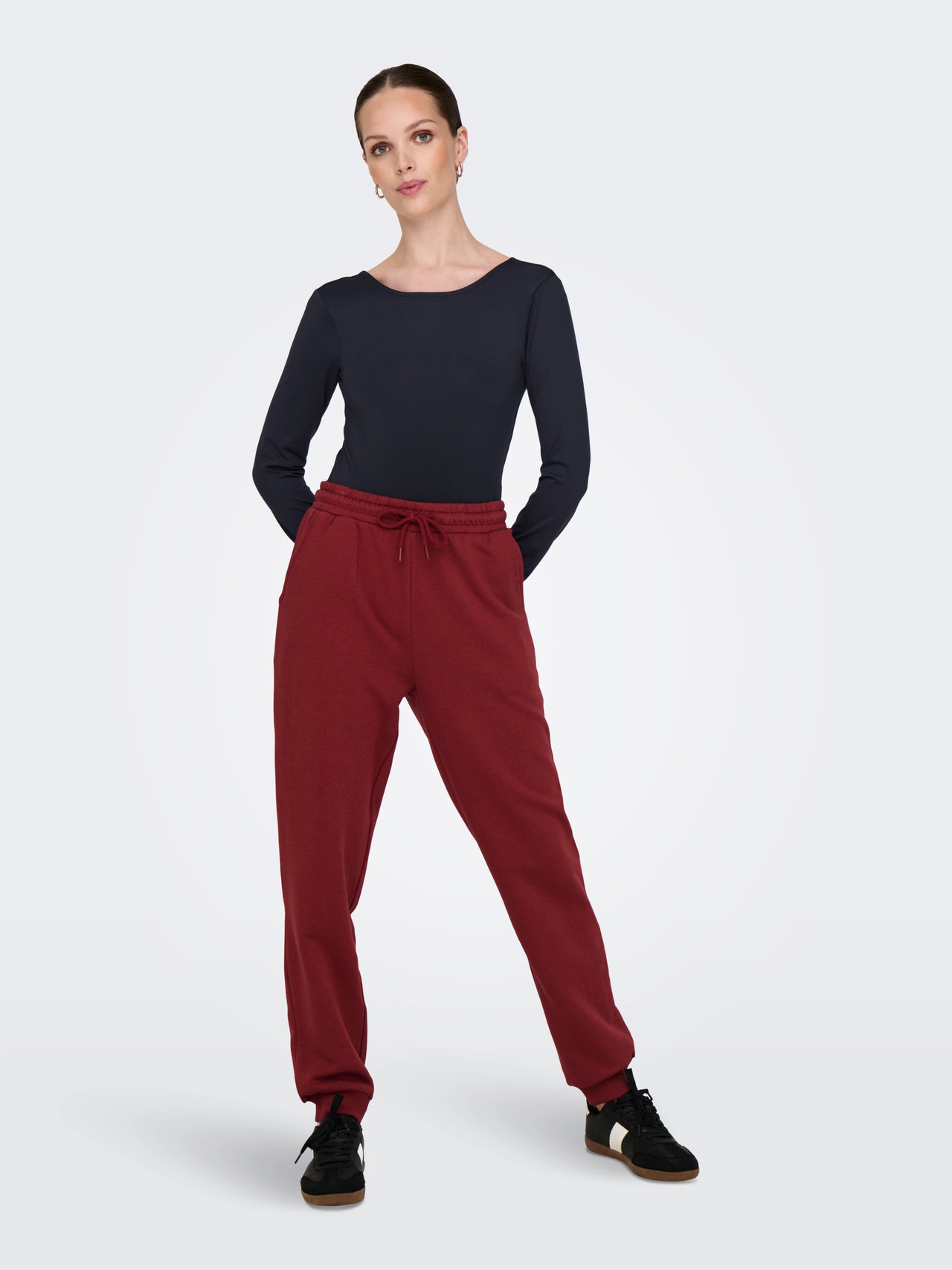 Pantalon survêtement OGC Nice noir rouge 2023/24 sur Pantalon survêtement OGC Nice noir rouge 2023/24 sur