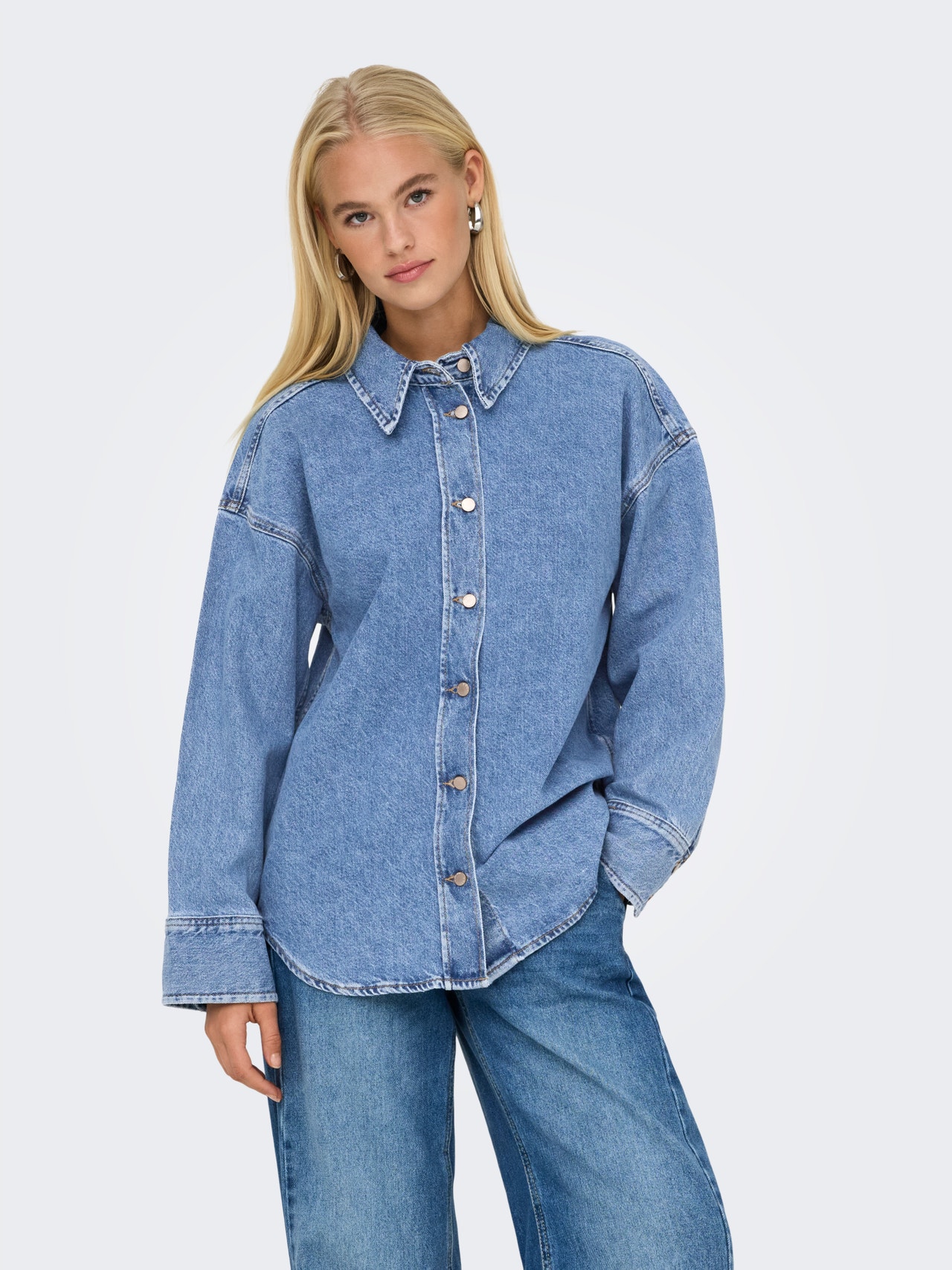 ONLY Väga suur lõige Särgikrae Langetatud õlaosa Teksasärk -Medium Blue Denim - 15340611