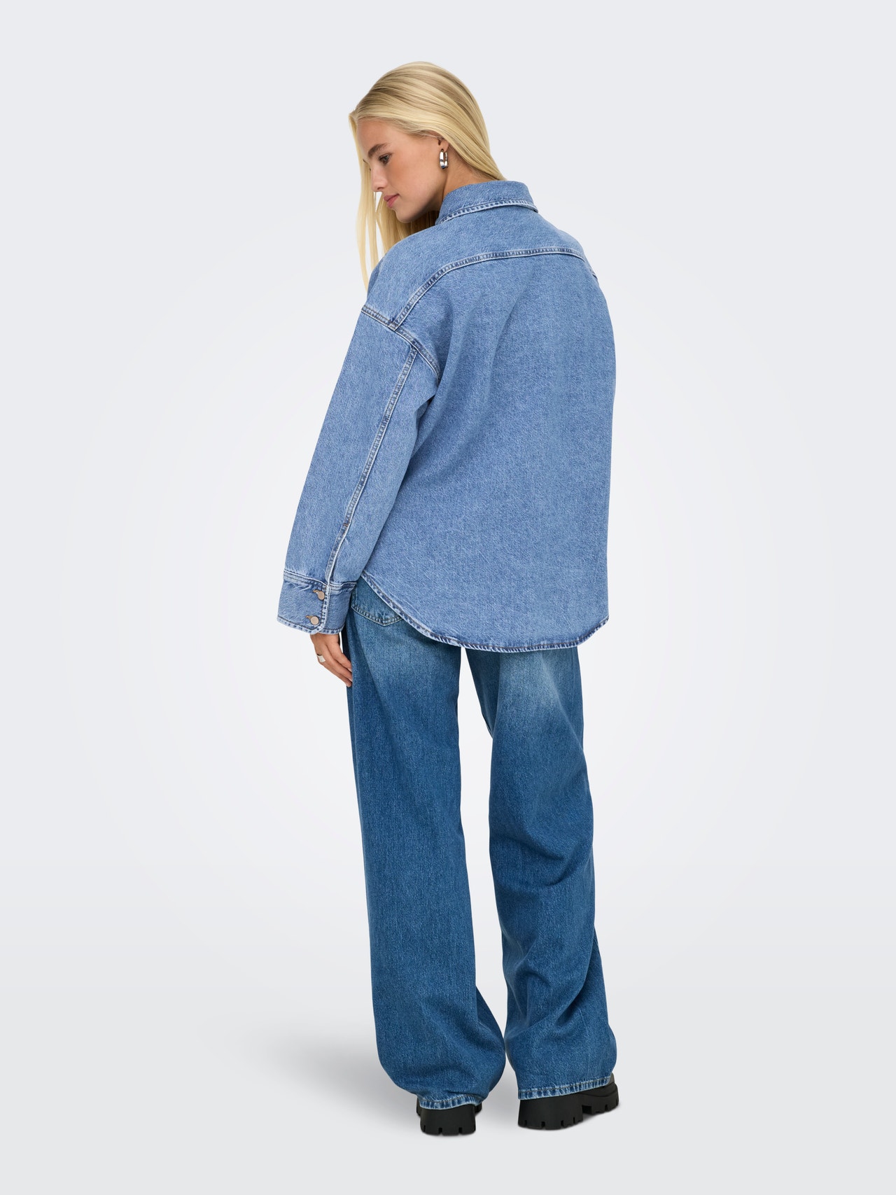 ONLY Väga suur lõige Särgikrae Langetatud õlaosa Teksasärk -Medium Blue Denim - 15340611