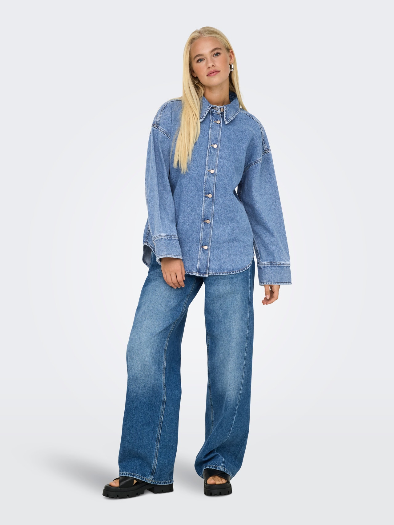ONLY Väga suur lõige Särgikrae Langetatud õlaosa Teksasärk -Medium Blue Denim - 15340611