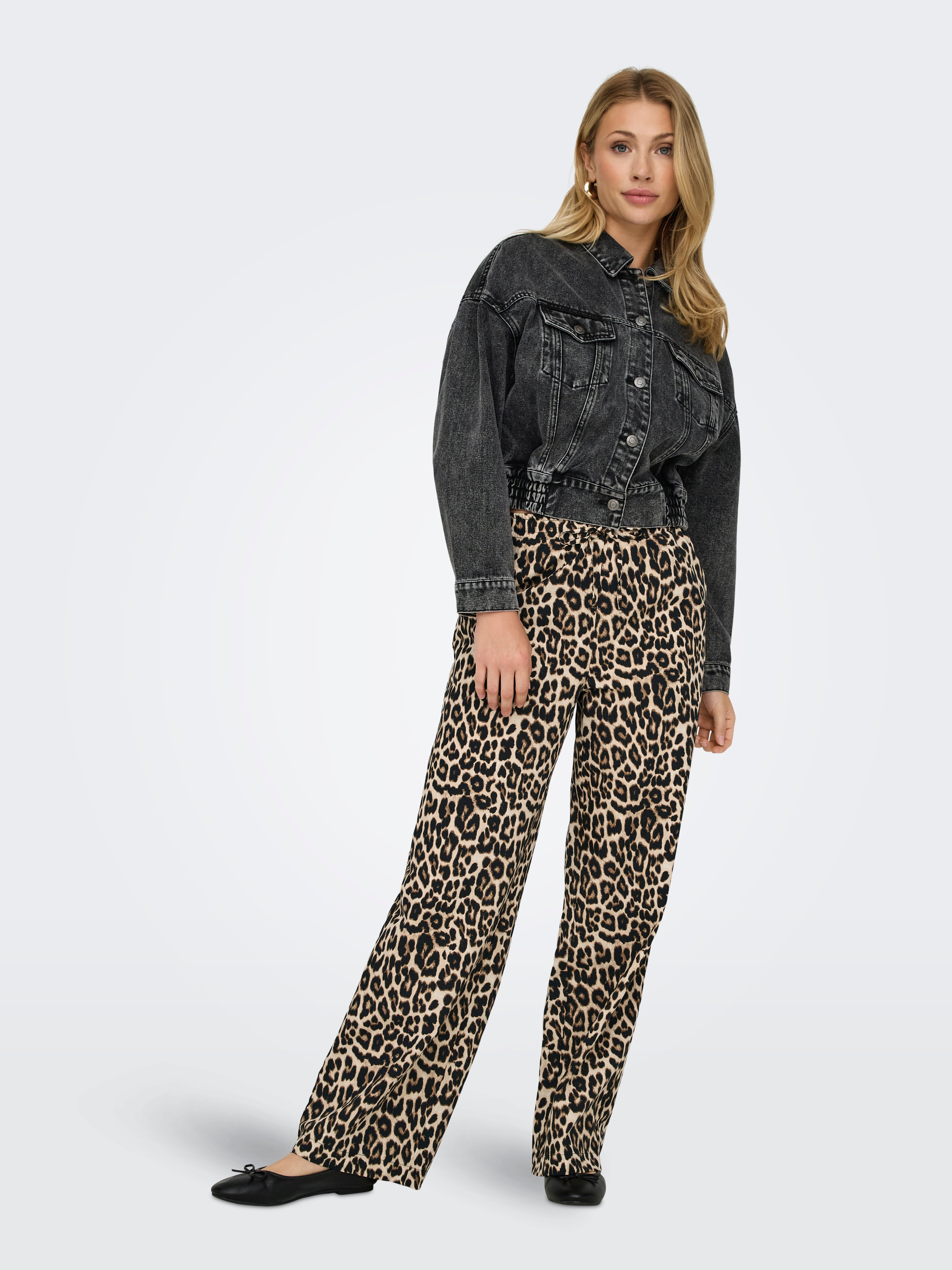 ONLCLARA Mittlere Taille Normal geschnitten Hose | Schwarz | ONLY® 