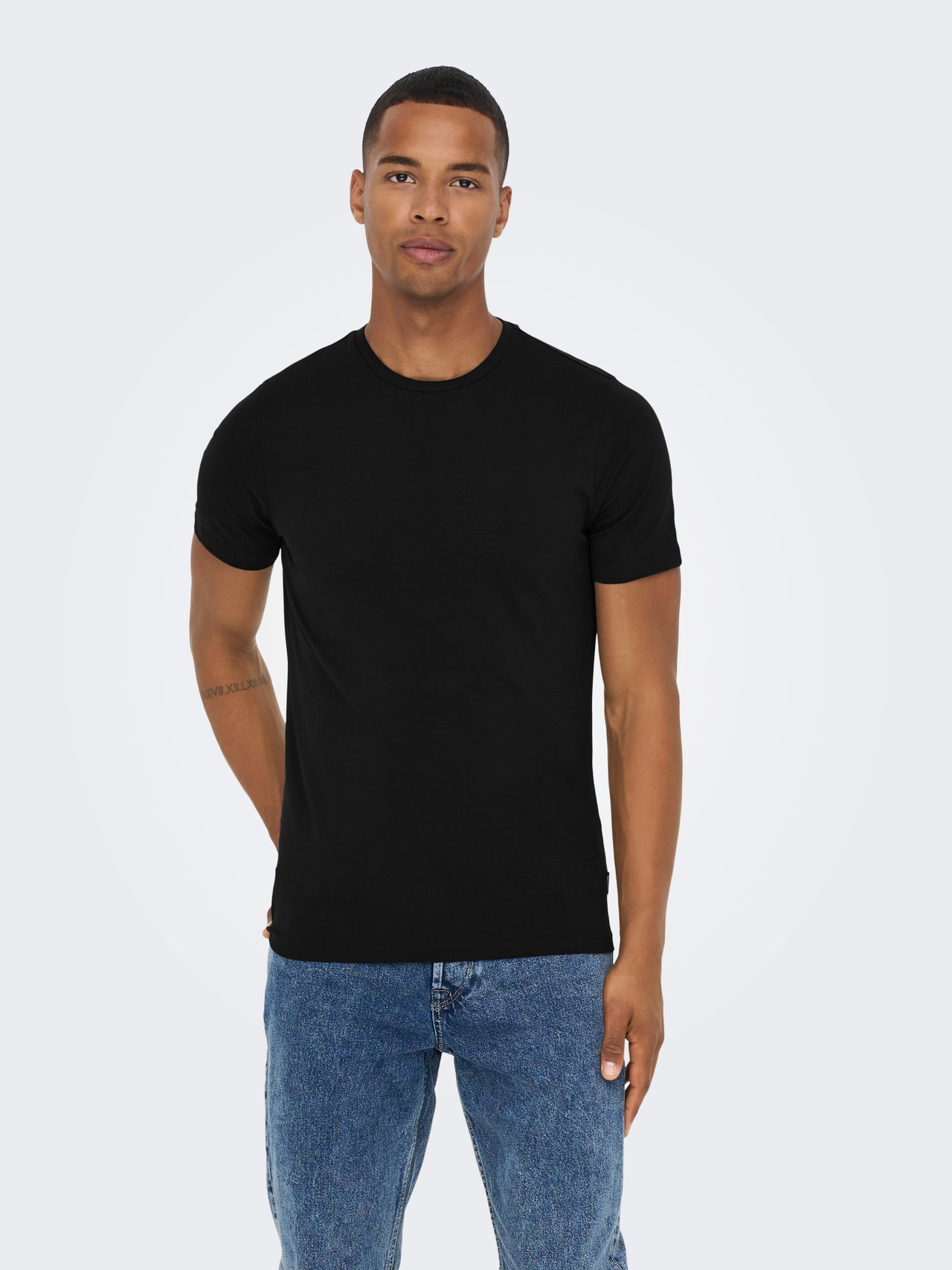 ONLY & SONS Slim Fit Round Neck T-Shirt -Black - 22021181
