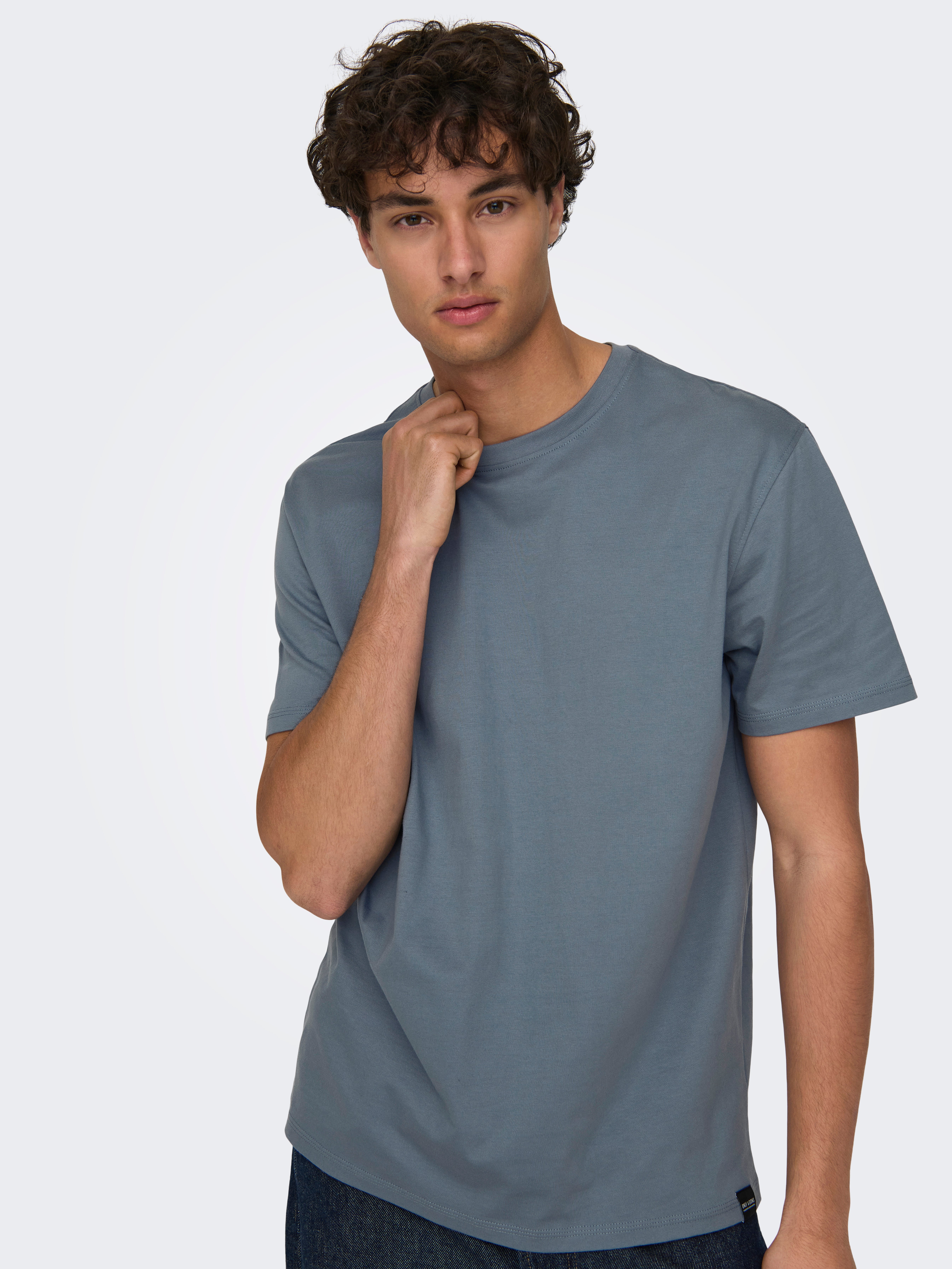 Modèle de t-shirt homme blanc bleu clair avec corps de modèle invisible
